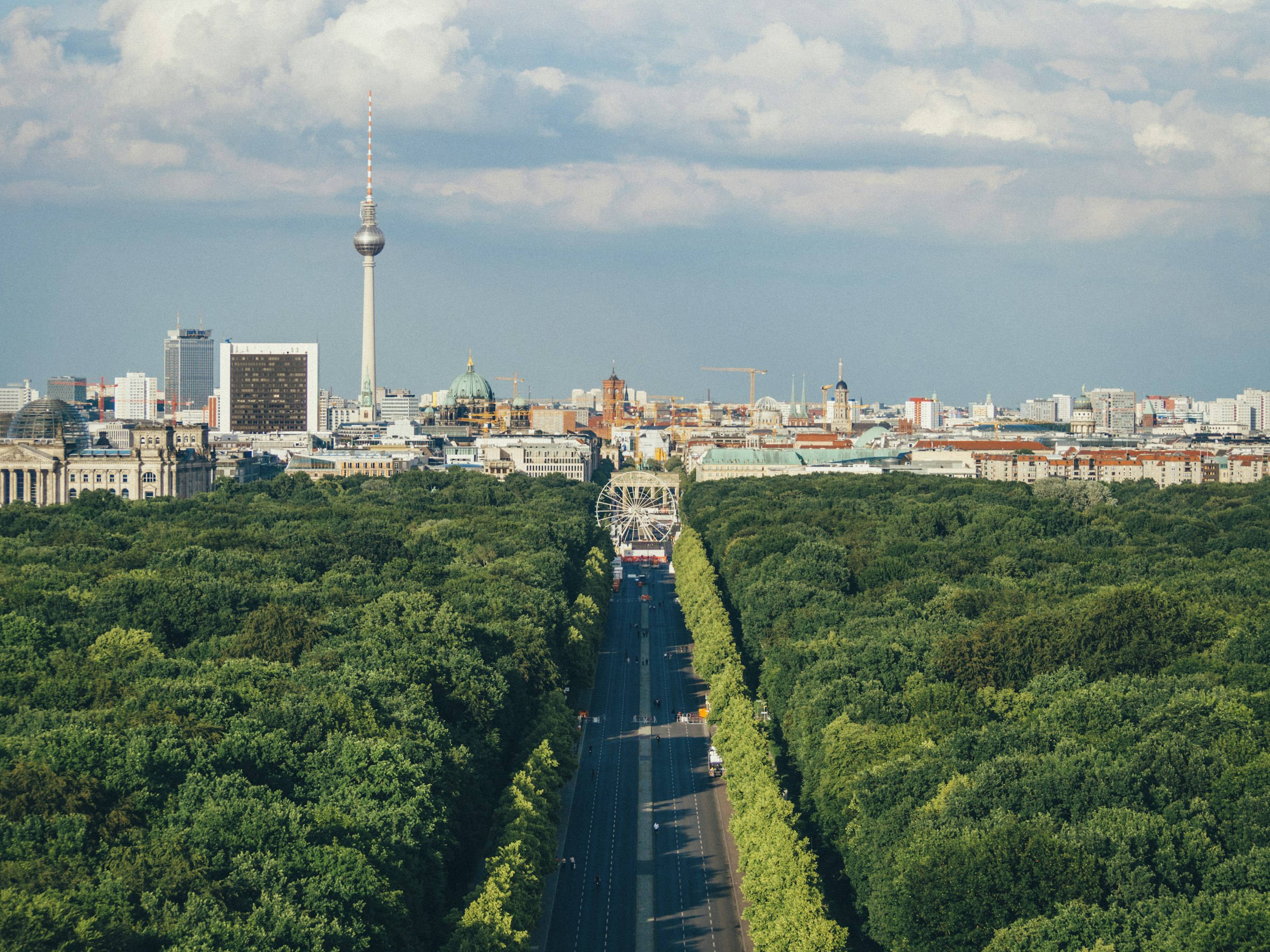 Luftaufnahme über den Tiergarten und die Berliner Innenstadt bei Tag