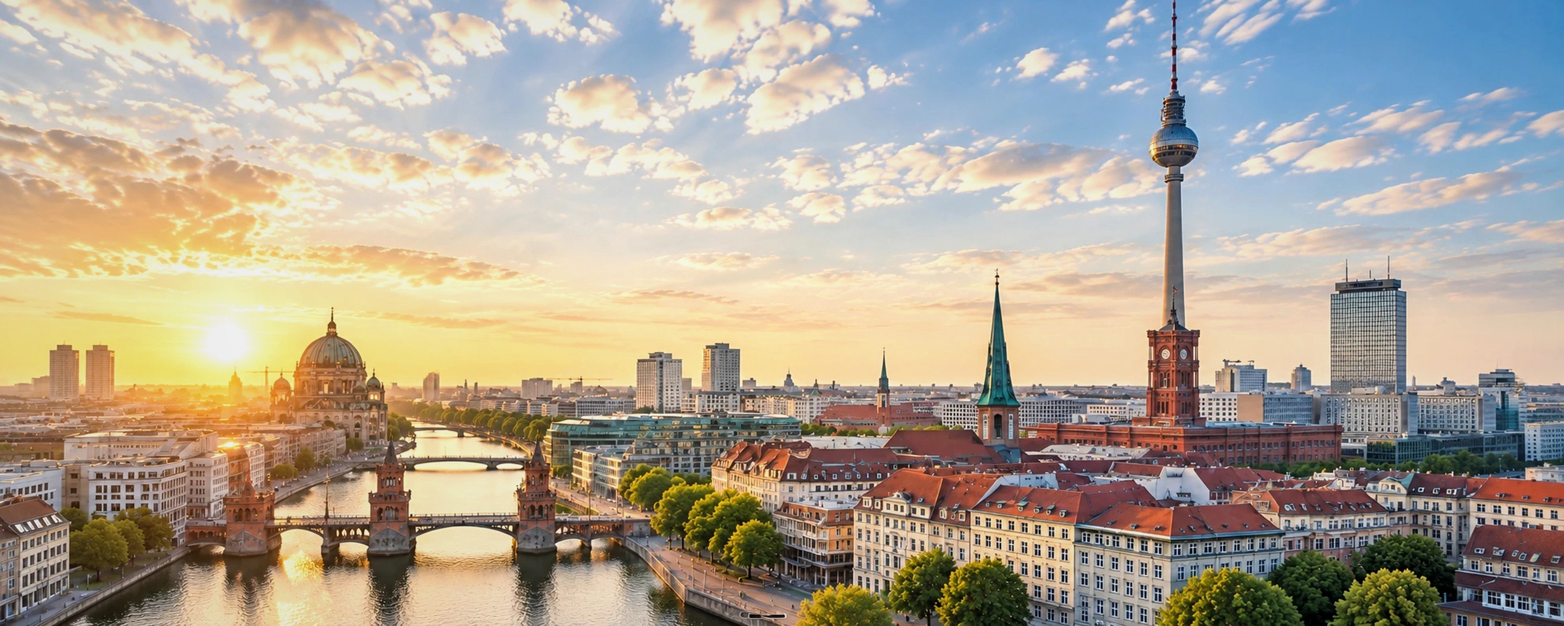 Berlin bei Sonnenaufgang mit Spree, Berliner Dom, Rotem Rathaus und Fernsehturm