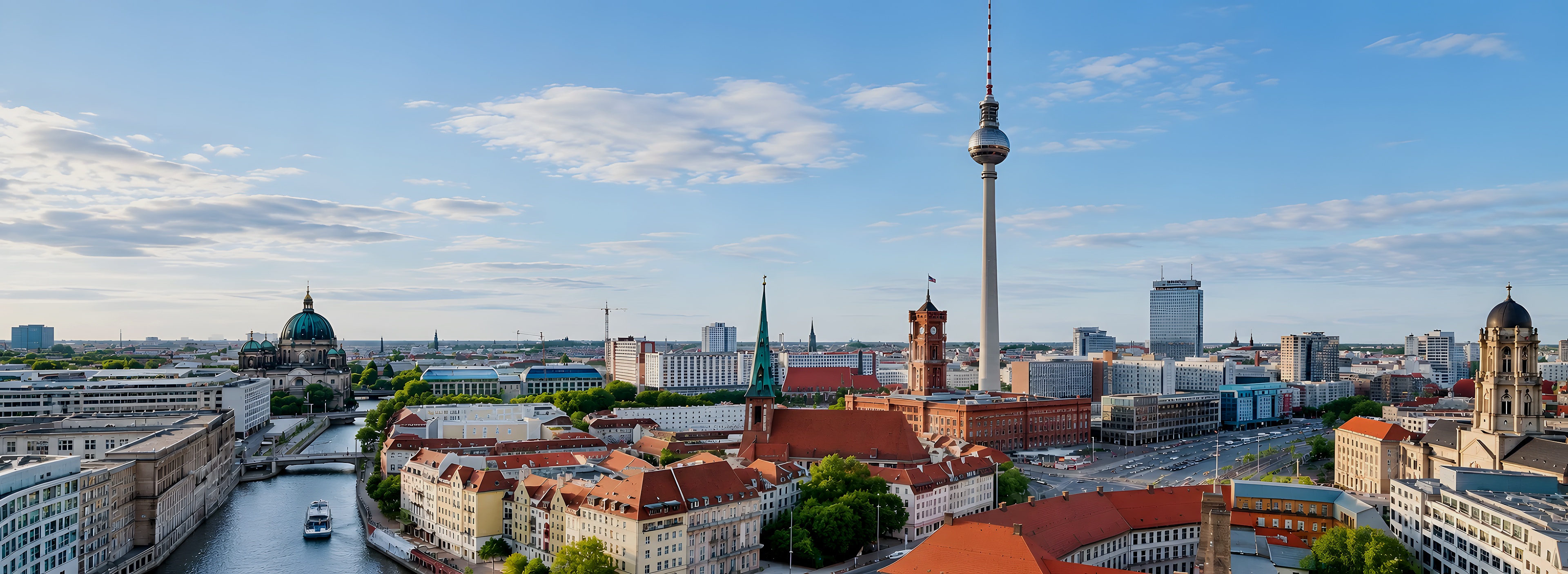 Berlin Panorama mit Fernsehturm, Dom, Rotem Rathaus und Spree