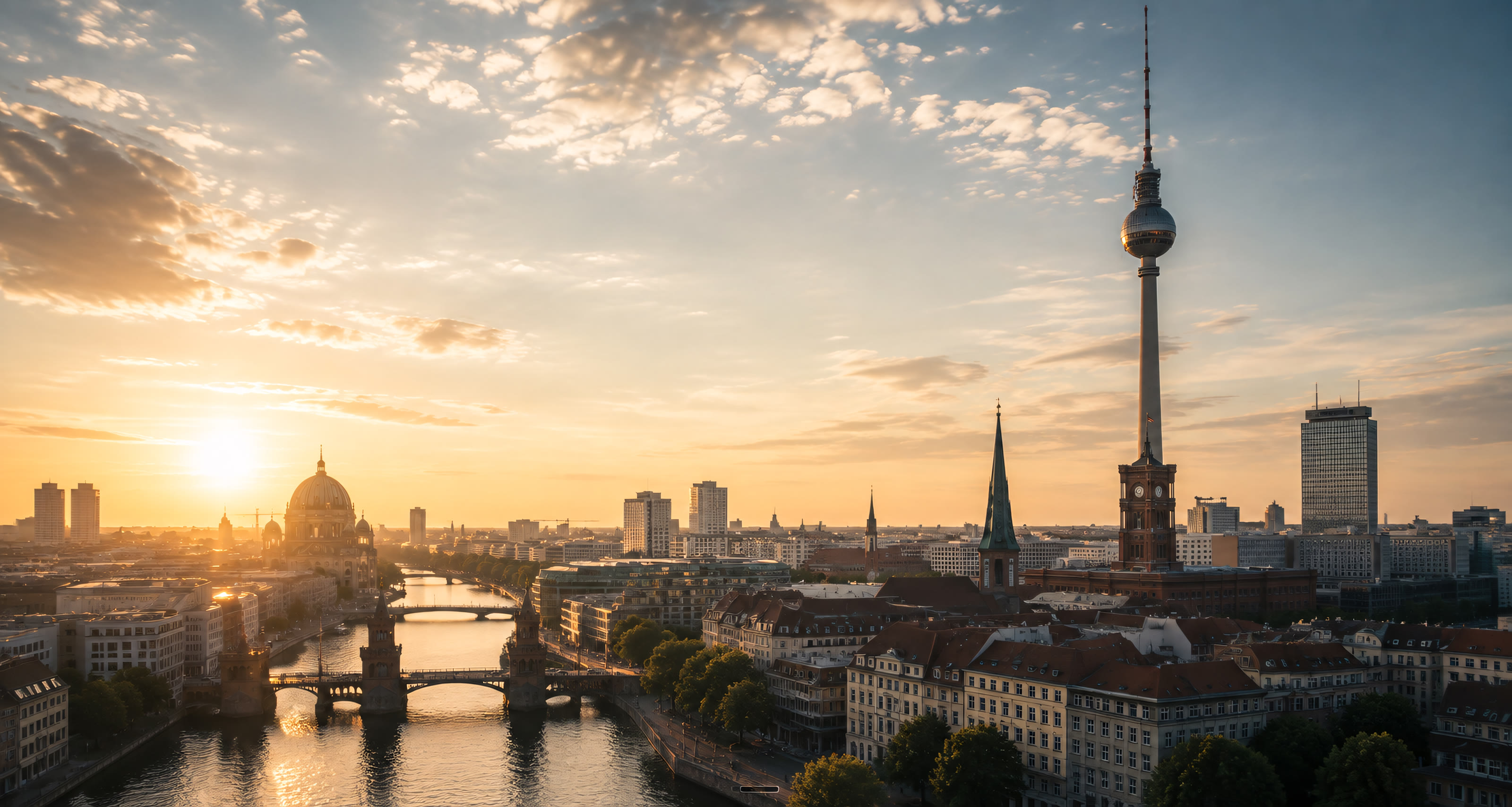 Berlin bei Sonnenuntergang mit Fernsehturm, Berliner Dom und der Spree