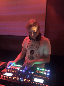 Techno-DJ Che-Moe in Aktion im Berlin-Kreuzberger Gretchen (Obentrautstraße 19) am 28. August 2015 Foto: privat