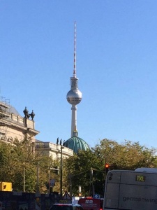 Der Berliner Fernsehturm am Alexanderplatz in Berlin Mitte