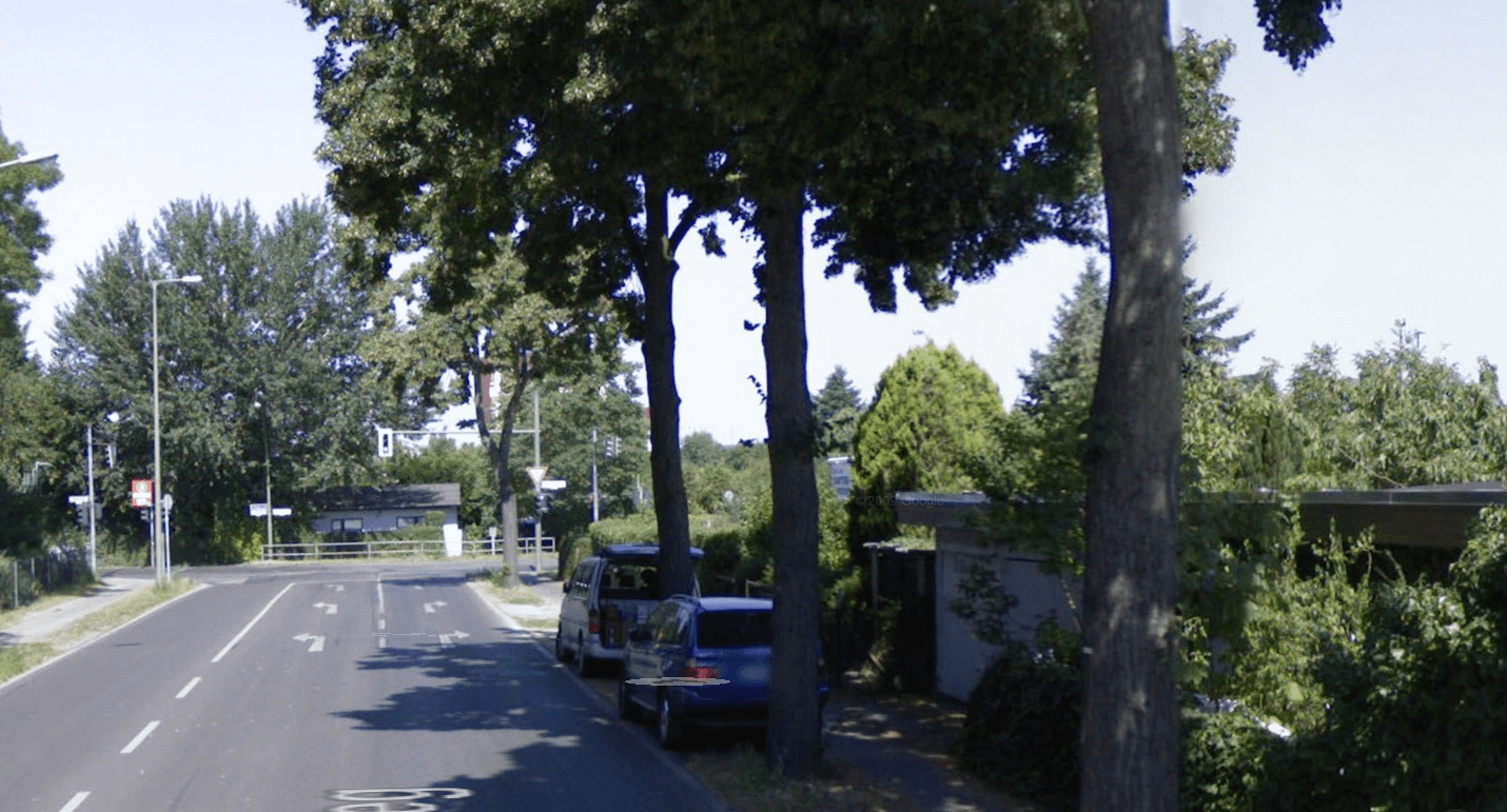 An dieser Gabelung Königsheideweg, Späthstraße und Baumschulenstraße in der Kleingartenkolonie Baumschulenweg gingen Streihähne mit Knüppeln aufeinander los. Mehrere Beteiligte erlitten Platzwunden und Hämathome. (Foto: Googlestreetview)