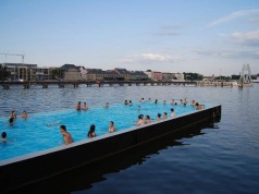 Noch bedarf es eines Swimming Pools, um im Zentrum Berlin zu baden. (Foto: Carlos ZGZ via Flickr)
