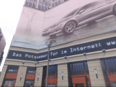 Noch ist der Leipziger Platz 18 als Tor zum Potsdamer Platz in Berlin ein Potemkinsches Dorf, nur Simulationsplakate statt Realität. (Foto: Google Street View)