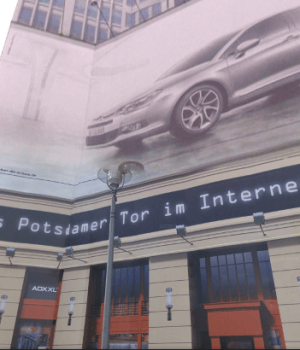 Noch ist der Leipziger Platz 18 als Tor zum Potsdamer Platz in Berlin ein Potemkinsches Dorf, nur Simulationsplakate statt Realität. (Foto: Google Street View)