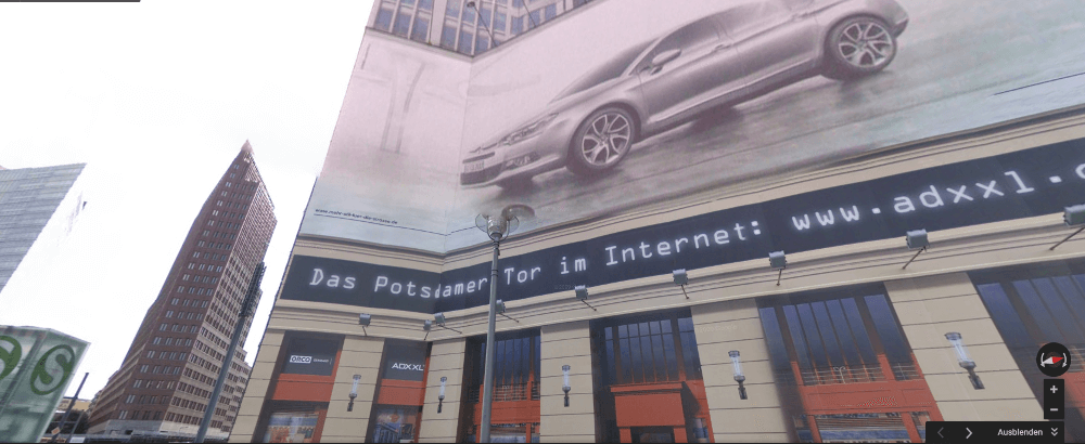 Noch ist der Leipziger Platz 18 als Tor zum Potsdamer Platz in Berlin ein Potemkinsches Dorf, nur Simulationsplakate statt Realität. (Foto: Google Street View)