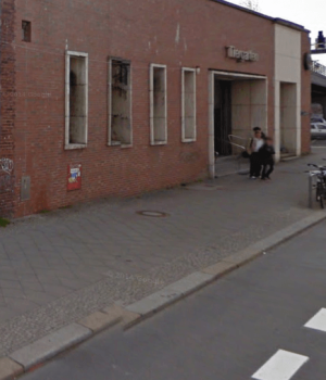 Kein Bus hält am Tag am S-Bahnhof Tiergarten im Hansaviertel in Mitte, weil die Klopstrockstraße als Zubringer zu schmal ist. (Foto: Google Street View)