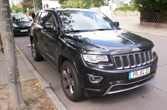Aus diesem schwarzen Jeep Grand Cherokee mit dem gefälschten Kennzeichen PR-BI 33 wurde am 29. Juli 2015 mehrfach auf eine 62jährige Passantin am Olivaer Platz in Wilmersdorf geschossen. Die Frau überlebte, der unbekannte Schütze ist flüchtig. (Foto: Polizei Berlin)