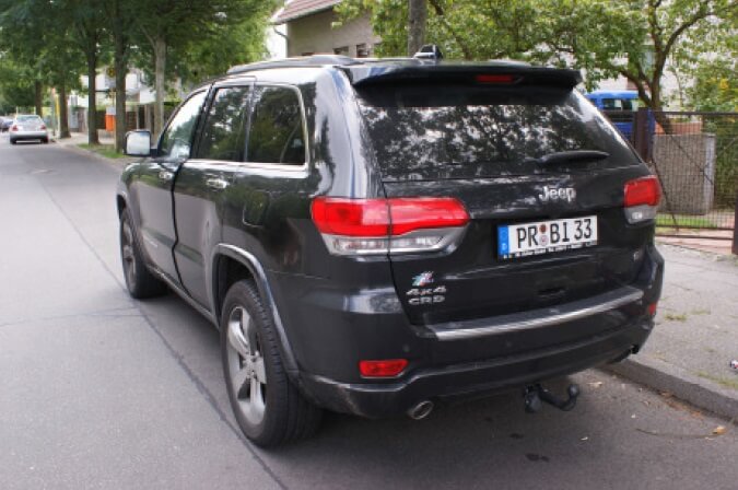 Das Heck des Schuss-Autos vom Olivaer Platz in Wilmersdorf (Foto: Polizei Berlin)
