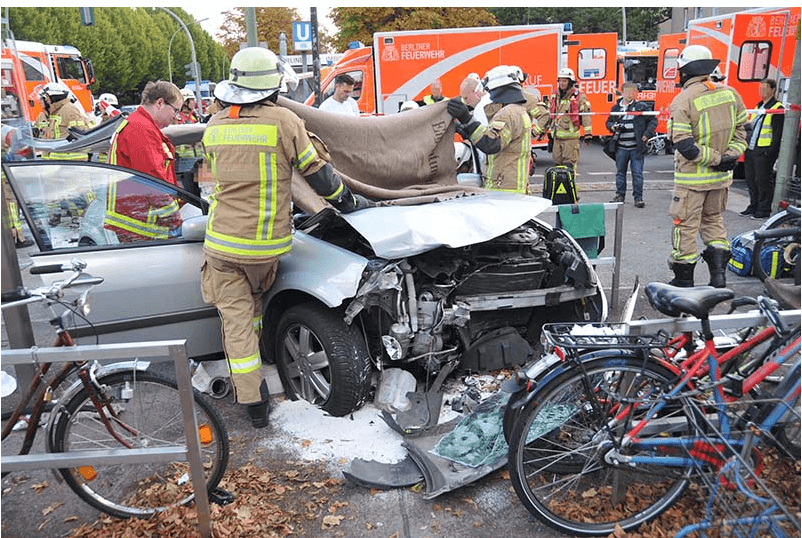 Die Zivilstreife fuhr auf der Kreuzung Parchimer Allee/ Fritz Reuter Allee in Britz seitlich in ein unbeteiligtes Auto. (Foto: Berliner Feuerwehr)