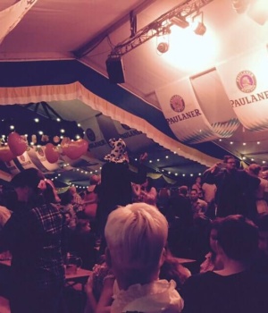 Gute Stimmung im Original- Paulaner- Festzelt des größten Berliner Oktoberfestes. Foto: privat