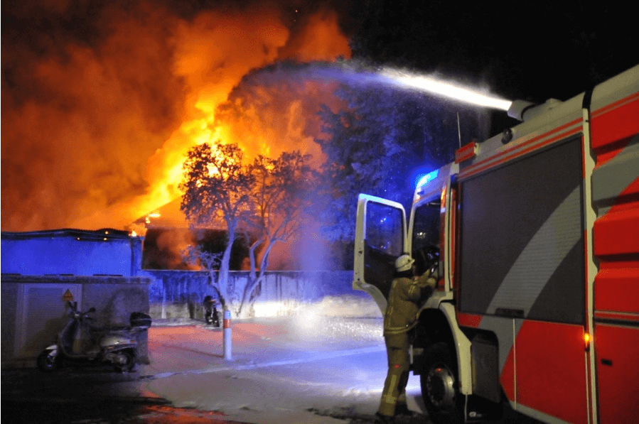 Stundenlang hielten Wasserwerfer auf die Flammen der Feuerlöscherfirma und der Kfz.-Werkstatt in Berlin Friedrichsfelde. (Foto: Berliner Feuerwehr)