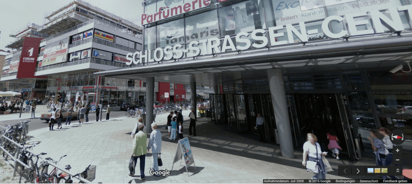 Einbrecher drangen mit einem Gullydeckel durch den Glaseingang ins Schloss-Strassen-Center am Walther-Schreiber-Platz in Friedenau und stahlen aus einem Laden hochwertige Handys . Sie entkamen. (Foto: googlestreetview)