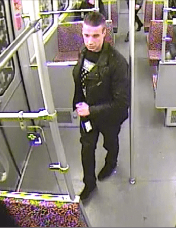Ein polizeibekannter Schläger (21) aus Hellersdorf meldete sich gestern Abend bei der Polizei , gibt zu, in der U5 gewesen zu sein, streitet aber ab, einen Fahrgast am Auge und an der Nase per Tritte und Schläge verletzt zu haben. (Foto: Polizei)