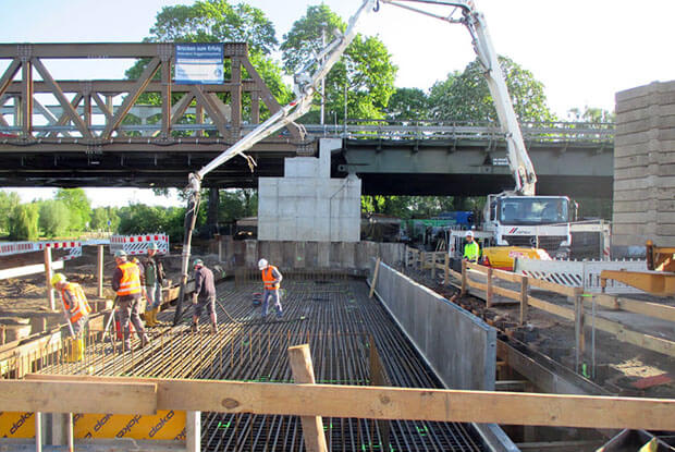 Ersatzneubau der Freybrücke: Betonierarbeiten am Pfeiler Ost. Nach Errichtung der ingenieurtechnisch anspruchsvollen Gründungen und der Brückenwiderlager konnten die ersten Stahlbauteile der neuen Brücke montiert werden. Für den Antransport weiterer langer und schwerer Stahlbaulängsträger müssen erneut kurzzeitig Verkehrseinschränkungen auf der Heerstraße eingerichtet werden. (Foto: Senatsverwaltung für Stadtentwicklung und Umwelt)