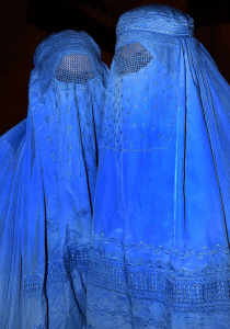 Die Burka lässt nur einen Sehschlitz für die Augen frei. (Foto: Wikipedia Flickr Steve Evans)