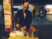 Dieser freundliche Syrer kocht für obdachlose Deutsche