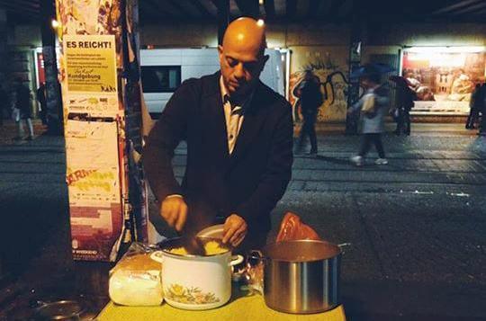 Dieser freundliche Syrer kocht für obdachlose Deutsche