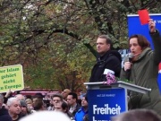 AfD-Vize Beatrix von Storch zeigt auf der Demo am 7. November Angela Merkel die rote Karte.