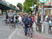 Radfahrer leben in Berlin gefährlich, denn Radwege wie hier an der Schönhauser Allee sind Mangelware. (Foto: flickr/Thomas Kohler)