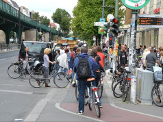 Radfahrer leben in Berlin gefährlich, denn Radwege wie hier an der Schönhauser Allee sind Mangelware. (Foto: flickr/Thomas Kohler)