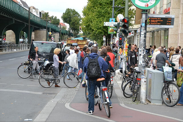 Radfahrer leben in Berlin gefährlich, denn Radwege wie hier an der Schönhauser Allee sind Mangelware. (Foto: flickr/Thomas Kohler)