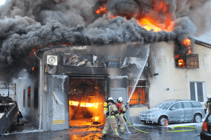 Tragisch: Erst nach Deckeneinsturz kam die Feuerwehr an den Herd des Schwelbrandes auf dem Satteldach der Werkstätten. (Foto: Berliner Feuerwehr)