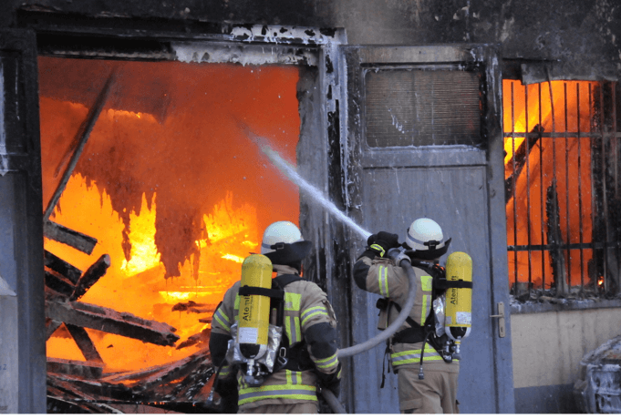 Ein Schwelbrand auf dem Dach entwickelte sich zu einem Großbrand, weil die Feuerwehr nicht an den Brandherd kam. (Foto: Berliner Feuerwehr)