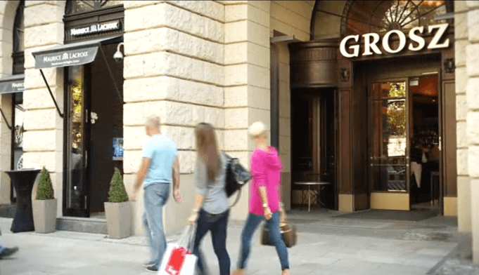 Das Vorderhaus im Cumberland am Kurfürstendamm 193-194 bekam eine aufwendig sanierte Fassade, eine Modeboutique und die Bar Grosz. (Foto aus Imagefilm zur Übergabe am 14. September 2013, Profi Partner AG)