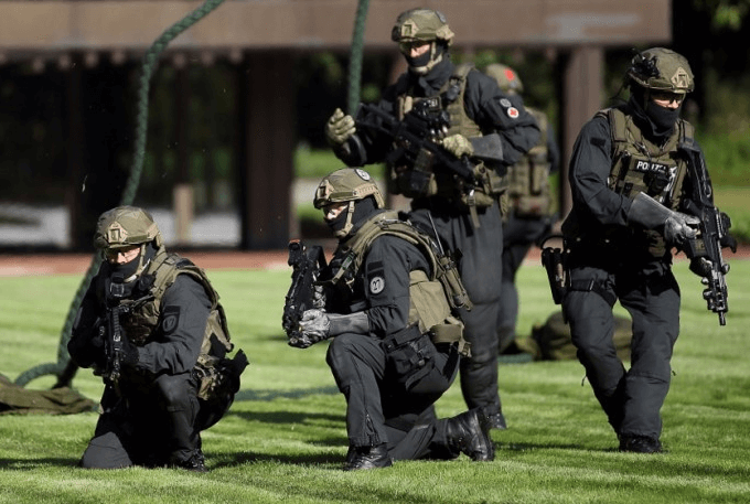 Die GSG 9 der Bundespolizei aus Sankt Augustin am 3. Dezember 2015 bei einer Razzia in der Islamisten Sezen in NRW unter Leitung der Berliner Staatsanwaltschaft. (Foto: Bundespolizei) 