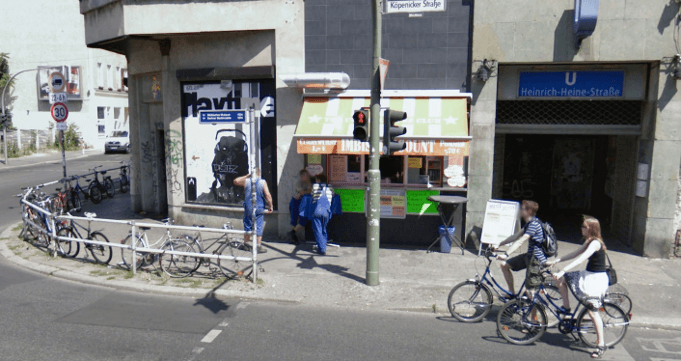 Der nördliche U-Bahnhofeingang in der Köpenicker Straße 79 ist auch ein Eingan zum Techno-Sex-KitKatClub. (Foto: googlestreetview)