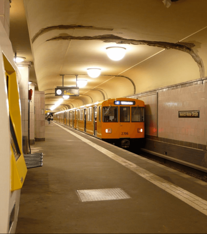 Der 110 Meter lange Bahnsteig des U-Bahnhofs Heinrich-Heine-Straße der LInie U( in Mitte verkommt seit ein paar Monaten zum Drogenumschlagplatz. (Foto: Wikipedia Phaeton Eigenes Werk)