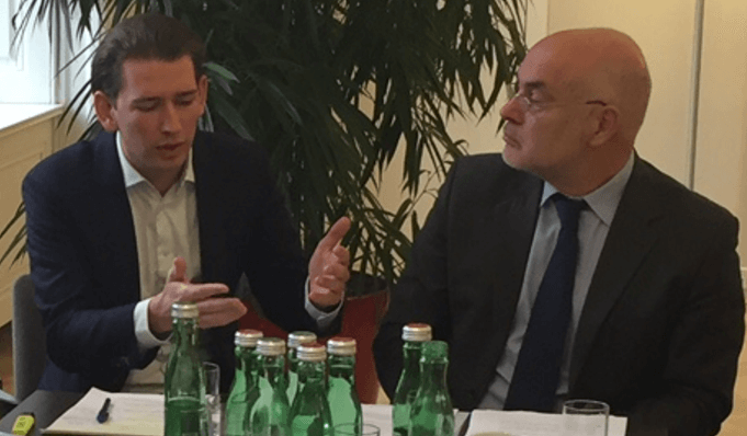 Österreichs Integrationsminister Sebastian Kurz diskutiert mit Professor Dr. Edan Aslan über die Ergebnisse seiner Studie über islamische Kindergärten in Wien. (Foto: Institut für Islamische Studien, Universität Wien)