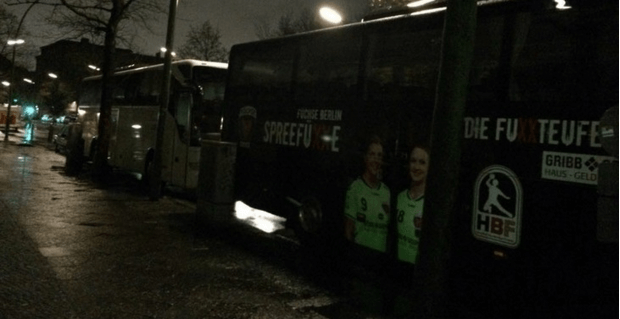 Die Kreuzberger Privatinitiative organisiert die Wärmebusse und die Betreuung mit ehrenamtlichen Helfern vor dem Lageso in Moabit. (Foto: Place4Refugees - Kompato e.V.)