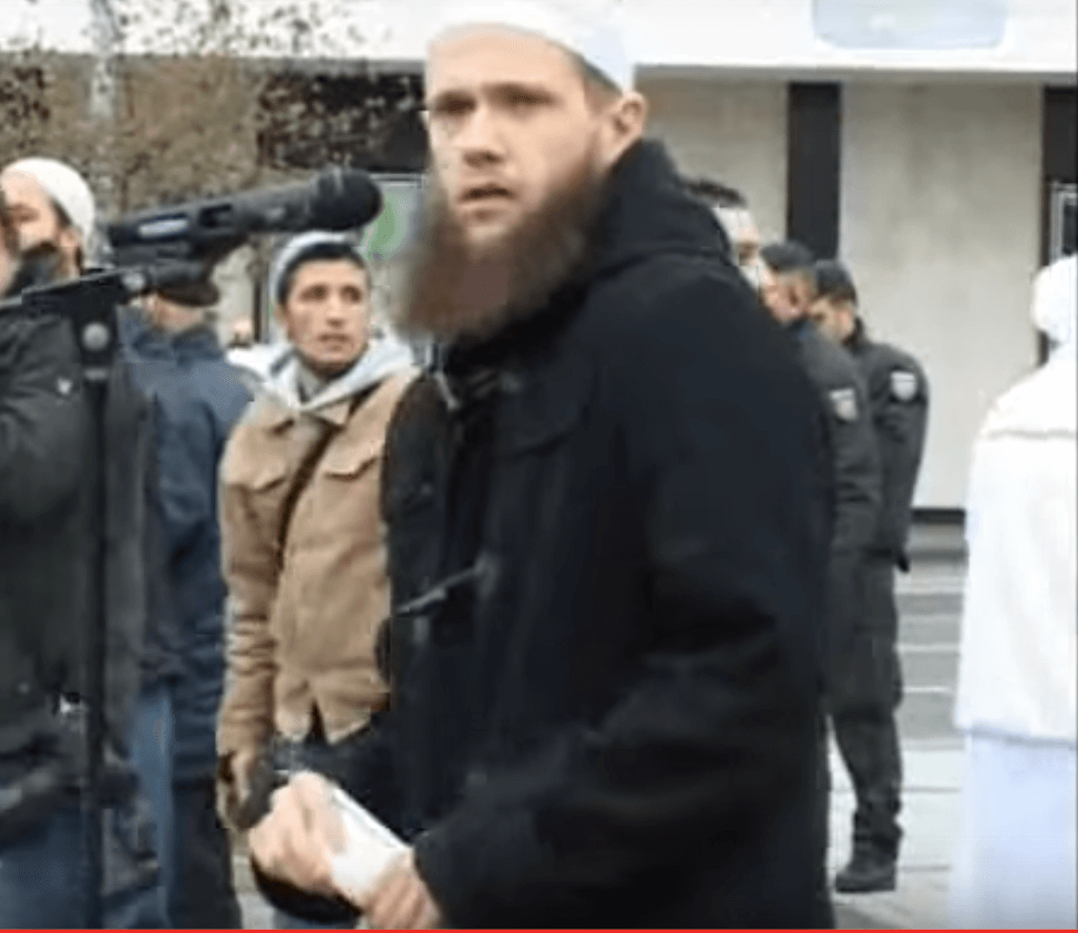 Der deutsche Scharia-Polizei-Chef Prediger Sven Lau (35) aus Eiken in Mönchengladbach wurde heute früh verhaftet. (Foto: Facebook/Kundgebung von Sven Lau "Stoppt die Hetze gegen den Islam" am 13.3.2011)