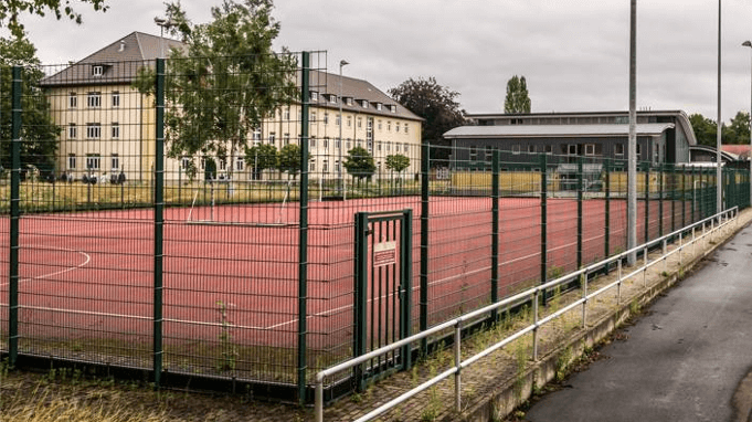 Weil sie wegen eines Todesfalls in der Heimat nicht schnell genut Pässe und Heimaturlaub bekamen, zündeten zwei Libanesen (21, 26) am Mittwochabend ihr Zimmer im Block 4 der ehemaligen britischen Linsingen Kaserne in der Süntelstraße in Hameln in Niedersachsen an und hielten sich Messer an die Kehle, Die Asylanten wurden am Donnerstag in eine U-Haftanstalt überführt. (Foto: Facebook/Hameln-Fotografie)