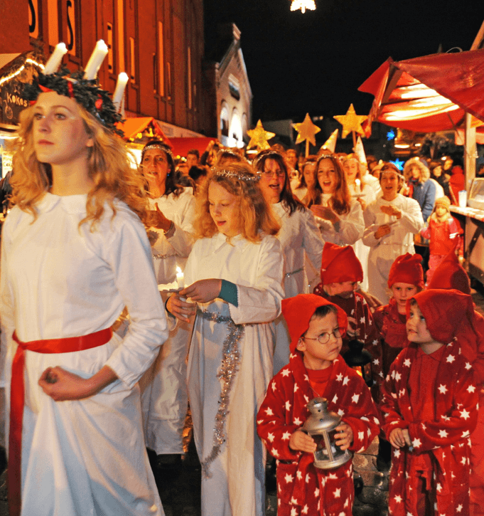 Der Luciachor auf dem Lucia Weihnachtsmarkt in der Kulturbrauerei, Berlin-Prenzlauer Berg animiert zum Mitsingen. (Pressefoto: Jochen Loch)