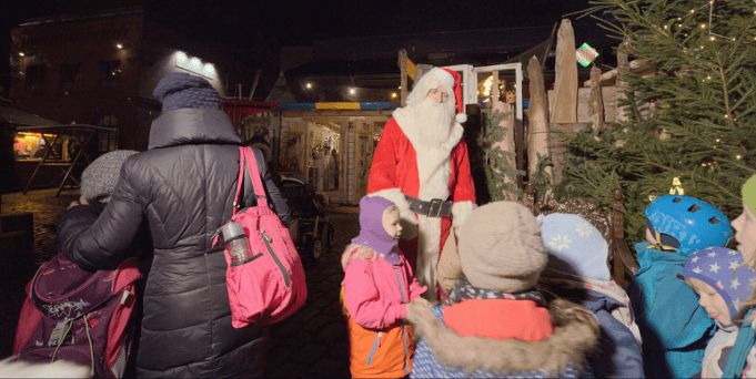 Der Lucia Weihnachtsmarkt in der Kulturbrauerei in der Sredzkistraße 1 in Prenzlauer Berg ist bei Kindern sehr beliebt, weil auch gemeinsam gesungen und gebastelt wird. (Foto: Facebook/Lucia Weihnachtsmarkt)