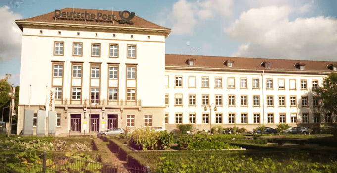 Der Medienpark Hohenzollerndamm Campus im Hohenzollerndamm 150/151 wurde 2014 saniert und mit Leben erfüllt und wurde nun an einen Büroimmobilienfonds aus Luxemburg verkauft. (Foto: HohenzollernCampus.de)