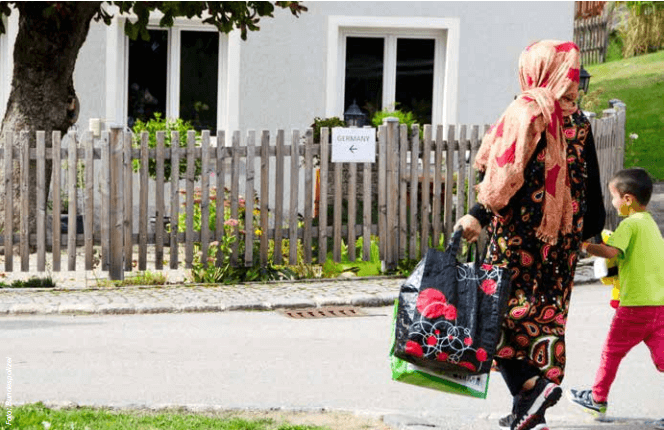 Im österreichischen Grenzgebiet weisen Schilder mit Aufschrift Germany und Pfeil den Migranten den Weg nach Deutschland. (Foto: Bundespolizei)