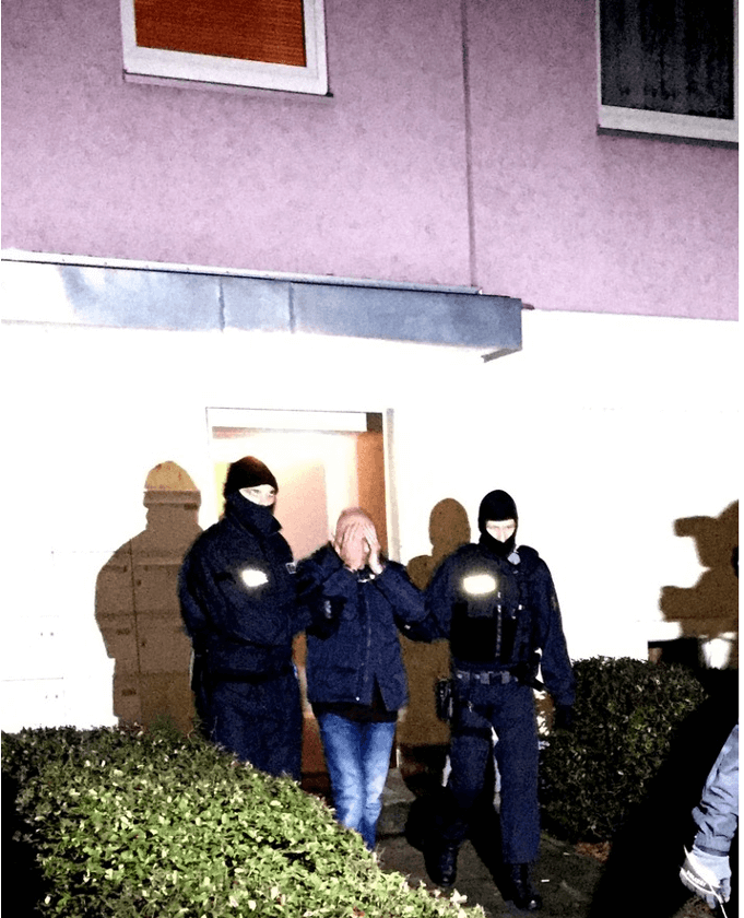 Der Schleuser (37) hatte sich als Flüchtling in einem Neubaublock in Strausberg im Landkreis Märksich-Oderland bei Berlin einquartiert. (Festnahmefoto: Bundespolizei)