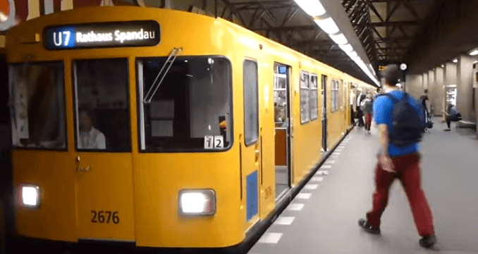 U7 Rohrdamm Richtung Rathaus Spandau: Gerstern Nacht machten Salafisten mit Gesängen in der U-Bahn Werbung für den Islamistischen Staat. (Foto: Youtube)