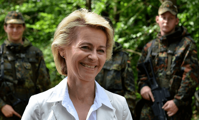 Verteidungsministerin Ursula von der Leyen, 57, CDU-Vizevorsitzende, weitet die deutschen Waffenlieferungen in den Nordirak aus. (Foto: Wikipedia/Dirk Vorderstraße, Eigenes Werk)
