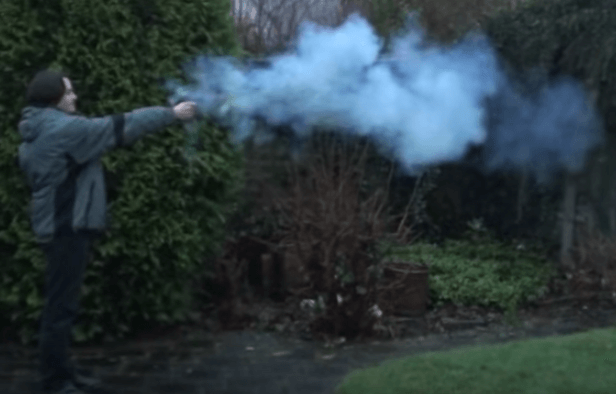 Gaspistolen knallen laut und Nebeln den Angreifer ordentlich mit Pfeffergas ein. (Foto: Youtube/bfgguns)