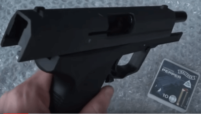 Zur Zeit ausverkauft: die Gaspistole Röhm RG 96 (etwa 134 Euro), ein Nachbau der Heckler & Koch P8 (Standard-Dienstpistole der Bundeswehr). Foto: Youtube/bfgguns