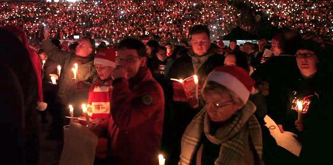 Weihnachtssingen bei Kerzenlicht in der Alten Försterei