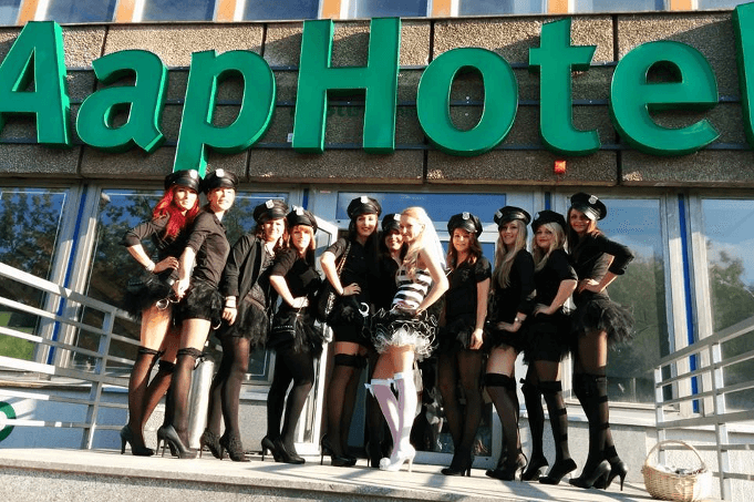 So aufreizend präsentierte sich das Team des AapHotel zwei Monate nach dem Belegungsstopp durch das Lageso vom 25. Februar 2015. (Foto: Facebook/AapHotel.com-Team)