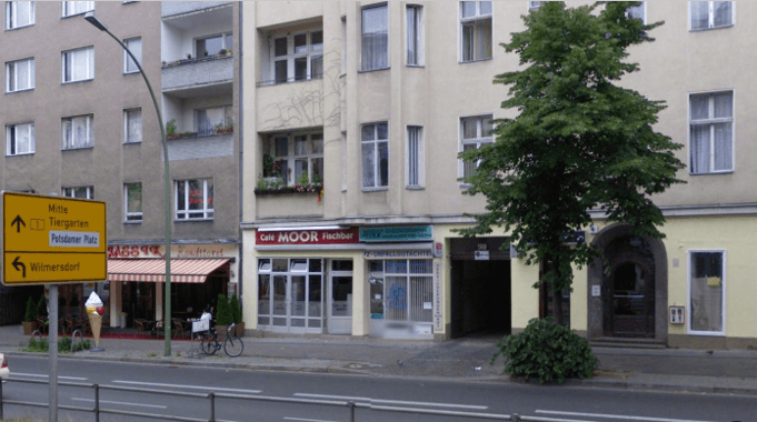 Hier an der B1 in der Hauptstraße 155 in Berlin Schöenberg lebte der gebürtige Londoner David Bowie von 1976 bis 1978 (im Alter von 29 bis 31 Jahren) in einer 7-Zimmer-Wohnung und schrieb den Welthit Heroes (Foto: googlestreetview)