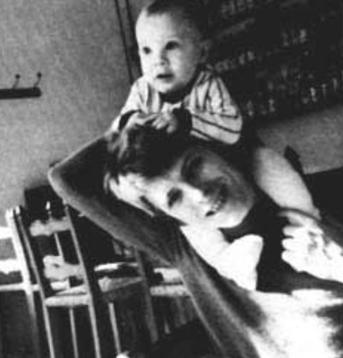 David Bowie trägt seinen Sohn Duncon John (heute ein Regisseur in London) als Kind auf seinen Schultern (Foto: Twitter/Duncon Jones)